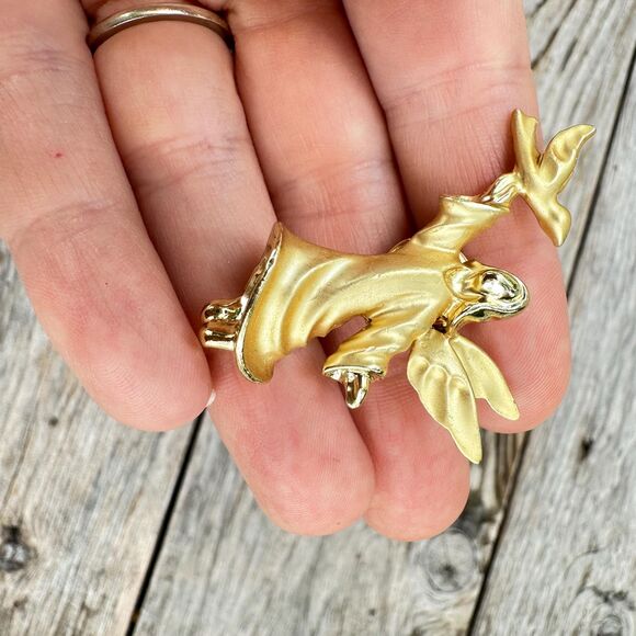 Vintage Jewelry Gold Tone Angel With Dove Pin Angel brooch religious brooch - Picture 2 of 5